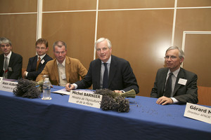 signature de la charte par le Ministre de l’Agriculture et de la Pêche, Michel Barnier, lors du Salon Planète Durable.
